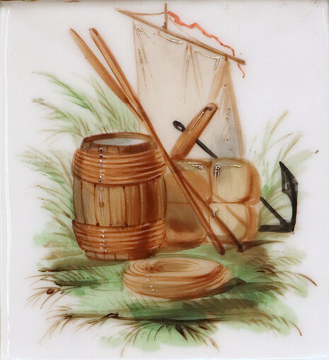 Abbildung 2: Detail des Porzellansockels der Standwaage mit Symbolen für den Überseehandel (Inv.-Nr. VI A 35, © Dt. Apotheken Museum-Stiftung)