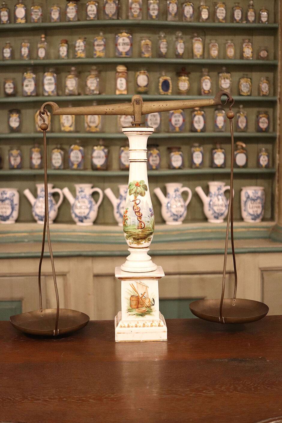 Aufstellung der Standwaage auf dem Rezepturtisch der Offizin der Klosterapotheke des Benediktinerklosters zu Schwarzach im Deutschen Apotheken-Museum (Inv.-Nr. VI A 35, © Dt. Apotheken Museum-Stiftung)