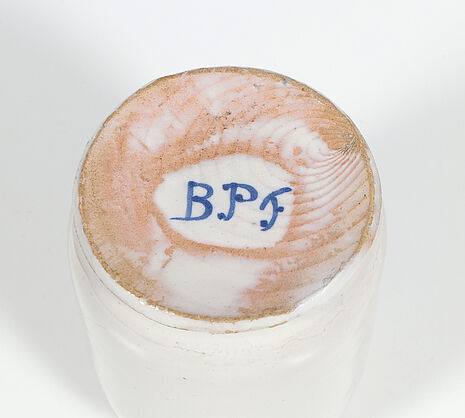 Bodenmarke; Fayence-Albarello der Bayreuther Manufaktur. Hof-Apotheke, später Marienapotheke Markt Wiesentheid, 1751 bis 1760 (Inv.-Nr. II E 1007, © Dt. Apotheken Museum-Stiftung, Heidelberg)