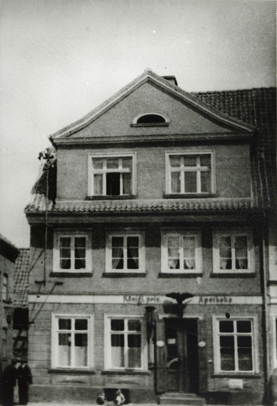 Aufnahme des Gebäudes der Adler-Apotheke Schippenbeil (Sępopol), ca. 1900-1914 (Copyright: Bildarchiv Ostpreußen, www.bildarchiv-ostpreussen.de; Nr. 101411. 
