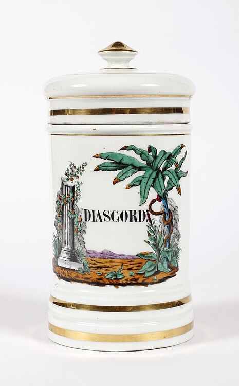 Abbildung 3: Apothekengefäß aus Porzellan, vermutlich Manufaktur Lefebure (Inv.-Nr. II B 393, © Dt. Apotheken Museum-Stiftung)