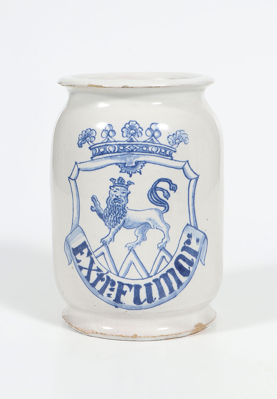 Fayence-Albarello der Bayreuther Manufaktur. Hof-Apotheke, später Marienapotheke Markt Wiesentheid, 1751 bis 1760 (Inv.-Nr. II E 1007, © Dt. Apotheken Museum-Stiftung, Heidelberg)