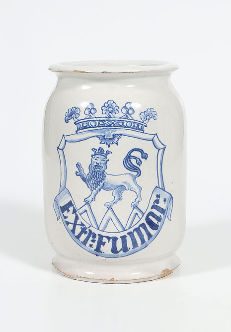 Fayence-Albarello der Bayreuther Manufaktur. Hof-Apotheke, später Marienapotheke Markt Wiesentheid, 1751 bis 1760 (Inv.-Nr. II E 1007, © Dt. Apotheken Museum-Stiftung, Heidelberg)