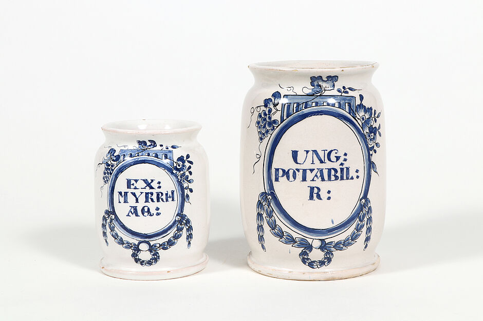 Fayence-Albarelli, Nikolaus-Apotheke Nieheim, circa 1780 bis 1800 (Inv.-Nr. II E 1008–1009, © Dt. Apotheken Museum-Stiftung, Heidelberg)