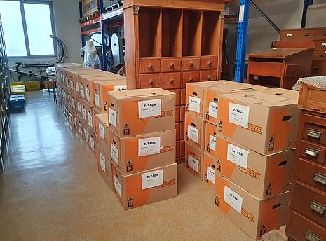 Abbildung 1: 50 Kisten mit den erhaltenen Akten der Zutada von ca. 1934-45 kamen am 8. Juli 2025 im Museumsdepot an (Inv.-Nr. VII A 2410, © Dt. Apotheken Museum-Stiftung, Heidelberg).