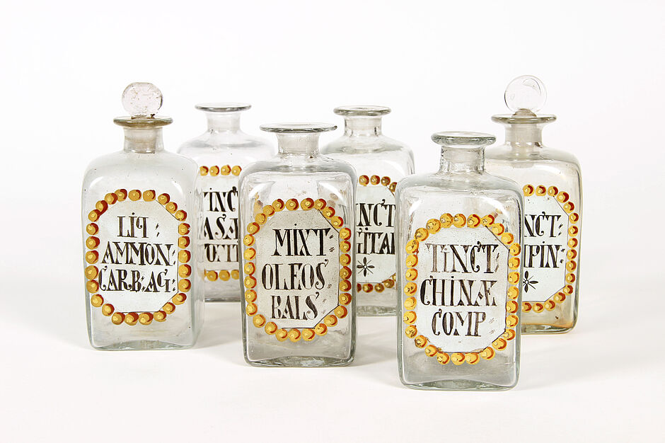 Emailbemalte Gläser, Adler-Apotheke Velbert-Langenberg, spätes 18. Jh. (Inv.-Nr. II A 4105-4110, © Deutsche Apotheken Museum-Stiftung, Heidelberg).